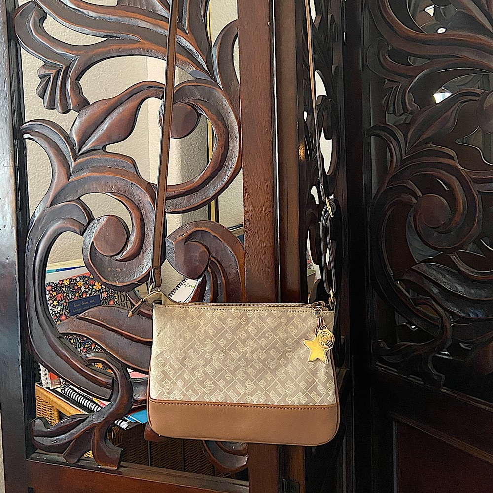 Tommy Hilfiger EUC crossbody purse!